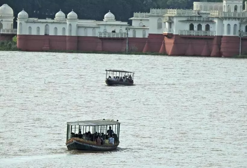 Hotelli Lake Side Resort Neermahal