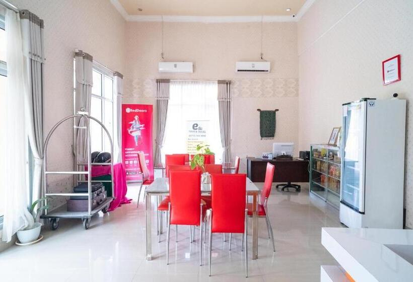 Отель Reddoorz @ Jalan Pendidikan Mataram