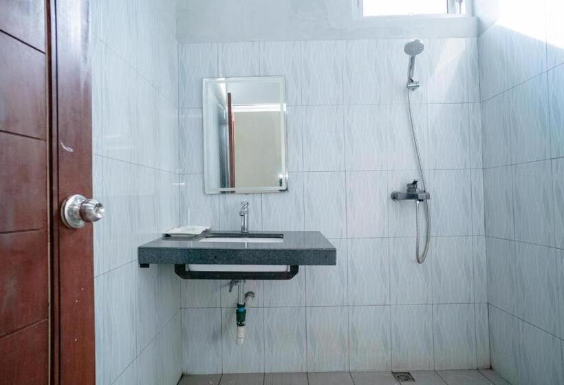 Отель Reddoorz @ Jalan Pendidikan Mataram