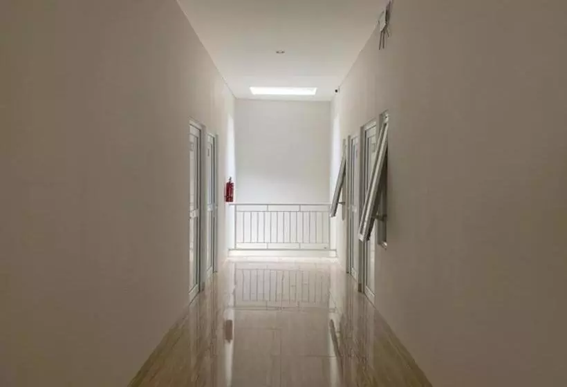 ホテル Reddoorz Near Alun Alun Purbalingga