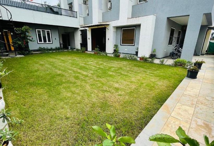 בית מלון כפרי Suvin Residency With Rooftop Swimming Pool