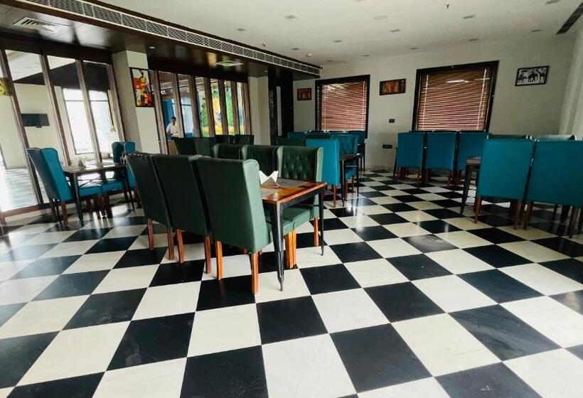 בית מלון כפרי Suvin Residency With Rooftop Swimming Pool