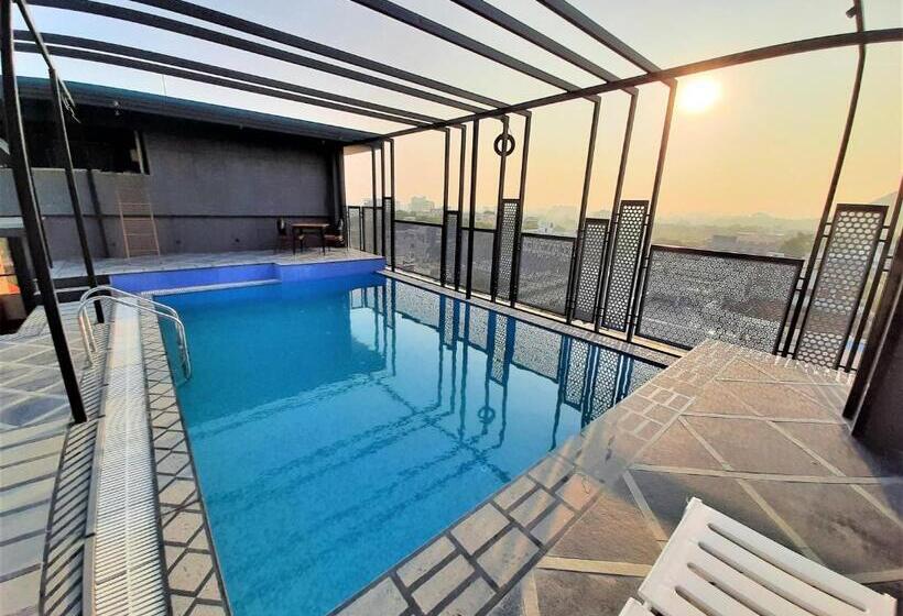 בית מלון כפרי Suvin Residency With Rooftop Swimming Pool