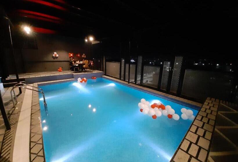 בית מלון כפרי Suvin Residency With Rooftop Swimming Pool