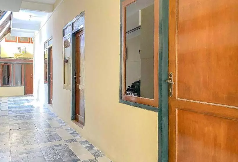 Hotelli Tini S Guest House Malang Mitra Reddoorz