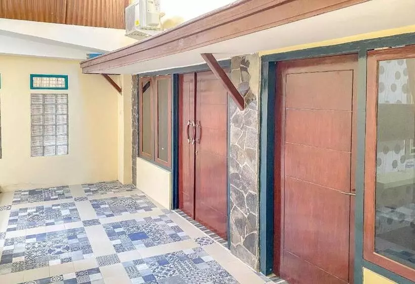 Hotelli Tini S Guest House Malang Mitra Reddoorz