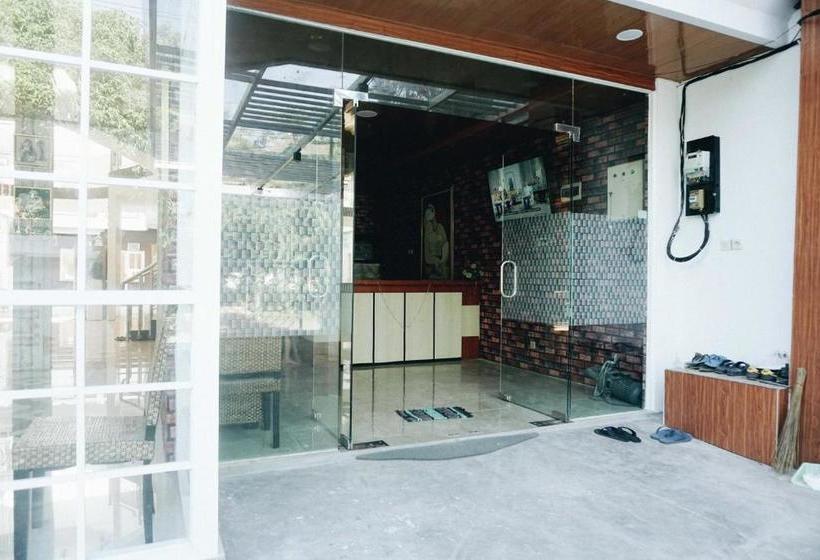 בית מלון כפרי Koolkost Near University Of Surabaya