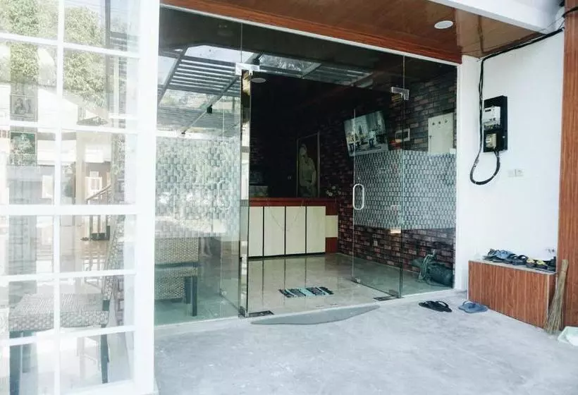 ホテル Koolkost Near University Of Surabaya
