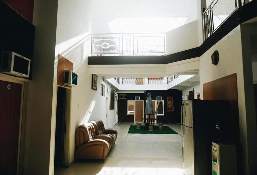 בית מלון כפרי Koolkost Near University Of Surabaya