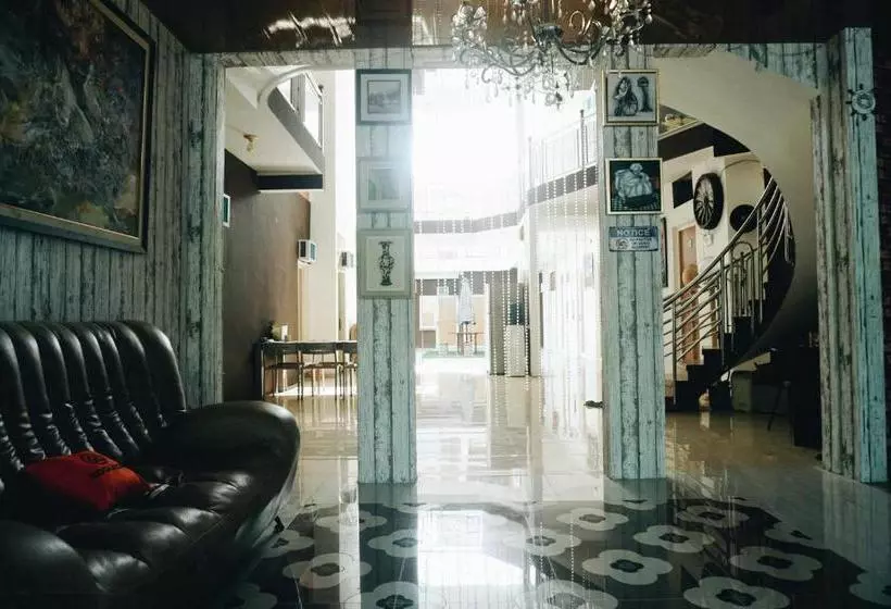 ホテル Koolkost Near University Of Surabaya