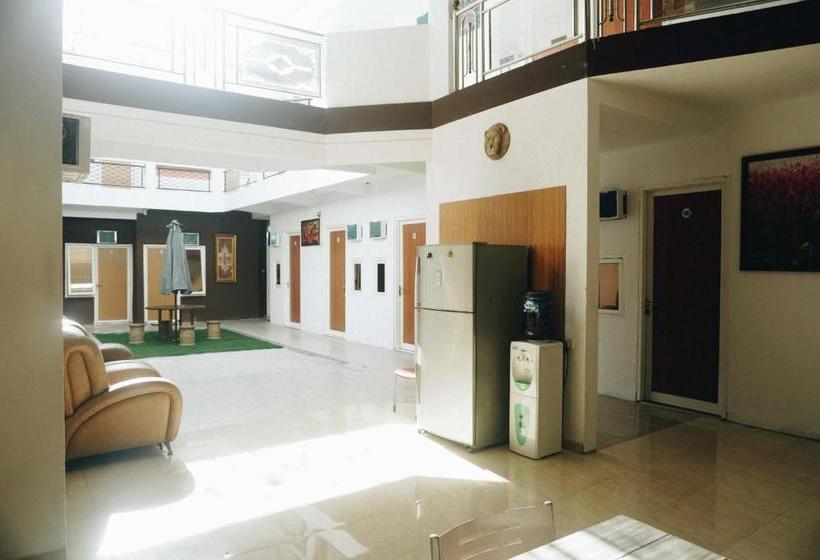 בית מלון כפרי Koolkost Near University Of Surabaya