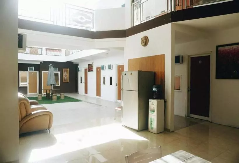 ホテル Koolkost Near University Of Surabaya