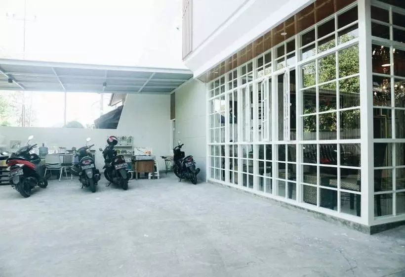 ホテル Koolkost Near University Of Surabaya