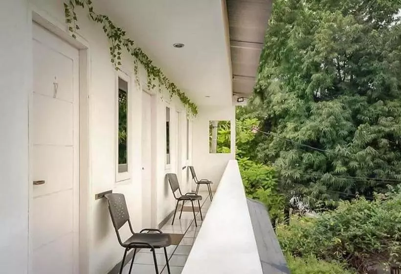 Hotelli Reddoorz Near Rs Mitra Keluarga Depok