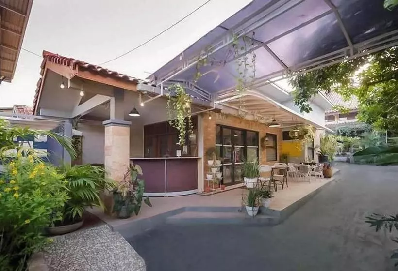 Hotelli Reddoorz Near Rs Mitra Keluarga Depok