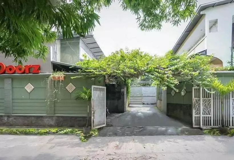 Hotelli Reddoorz Near Rs Mitra Keluarga Depok