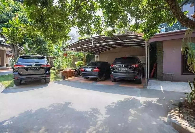 Hotelli Reddoorz Near Rs Mitra Keluarga Depok