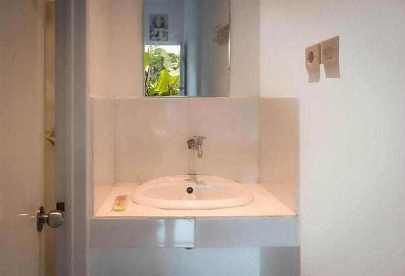 בית מלון כפרי Reddoorz Near Rs Mitra Keluarga Depok