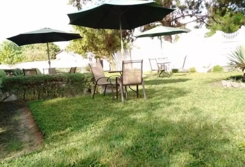 پانسیون Lindsay Executive Lodge
