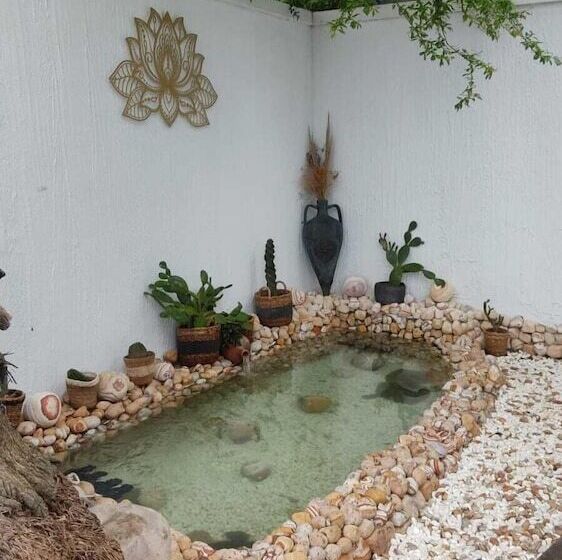 פנסיון Lotus Restaurant & Home