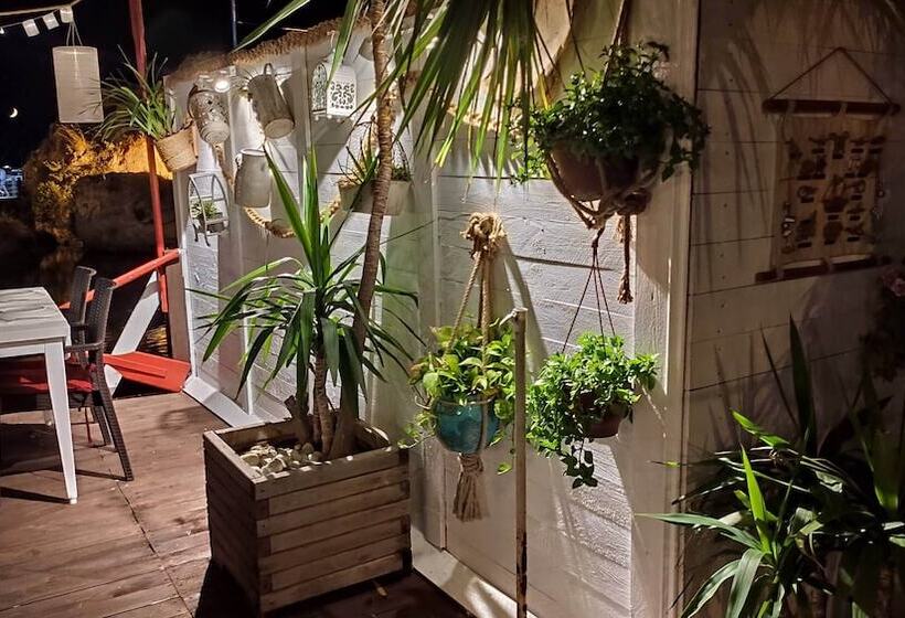 פנסיון Lotus Restaurant & Home