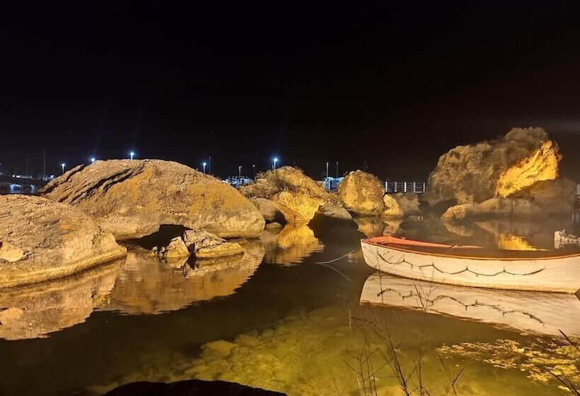 פנסיון Lotus Restaurant & Home