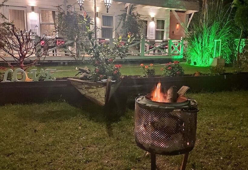 פנסיון Lotus Restaurant & Home