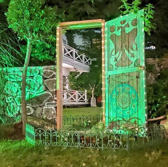 פנסיון Lotus Restaurant & Home