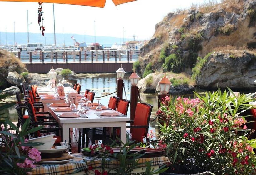 פנסיון Lotus Restaurant & Home