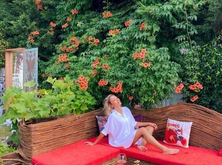 פנסיון Lotus Restaurant & Home