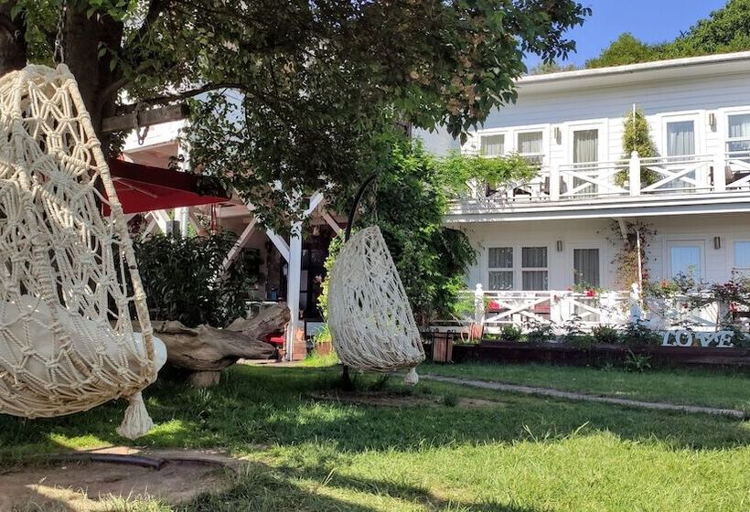 פנסיון Lotus Restaurant & Home