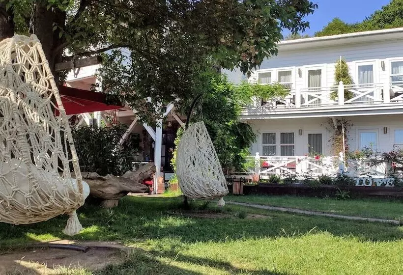 Majatalo Lotus Restaurant & Home