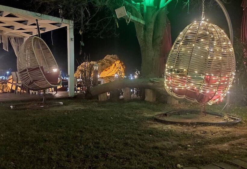 פנסיון Lotus Restaurant & Home