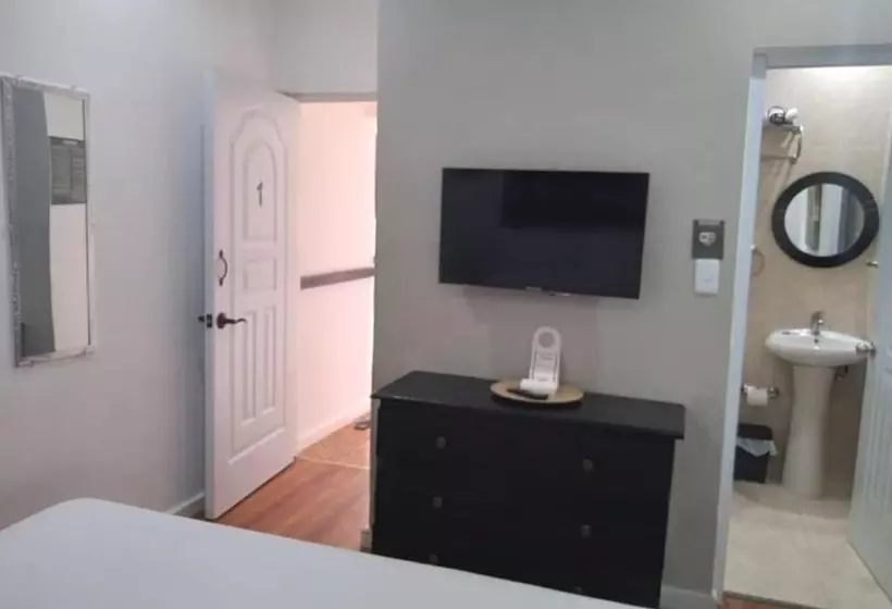 پانسیون Room In Guest Room   Casa Docia Samana  Standard Double Room  4