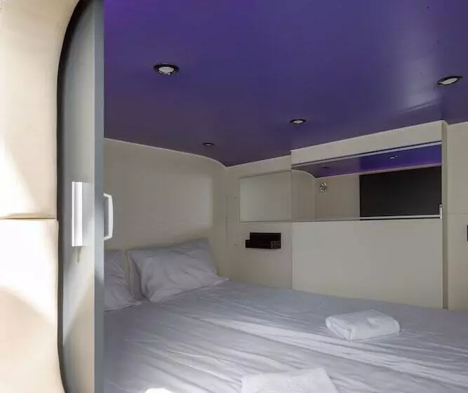 Capsule Hotel Constellation 89