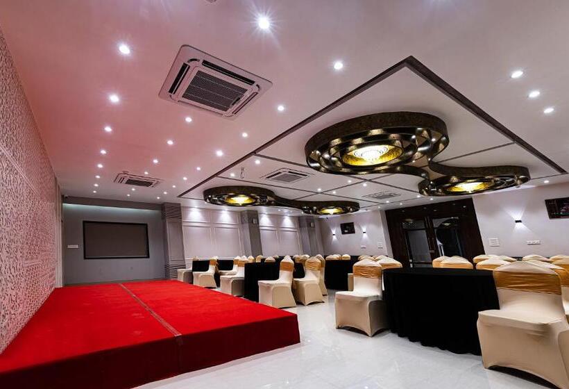 בית מלון כפרי Regenta Inn Sambalpur, Farm Road