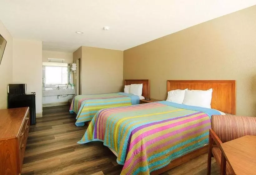 هتل Town And Country Inn