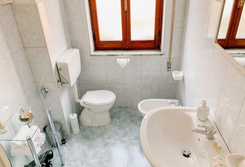 פנסיון City Bb Chic Room With Shared Bathroom