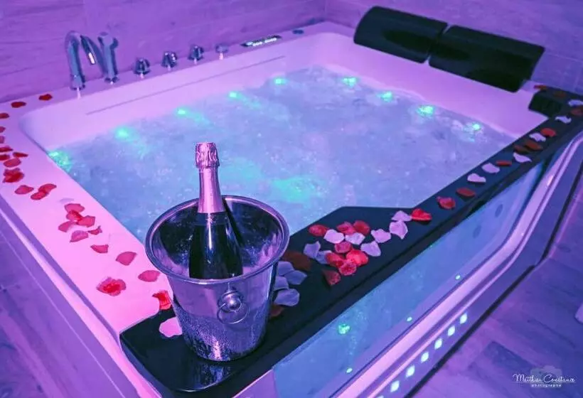 Aamiaismajoitus (B&B) Villa Cocoon   Love Room 13