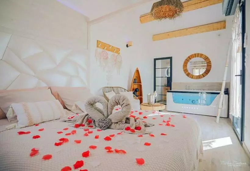 Aamiaismajoitus (B&B) Villa Cocoon   Love Room 13