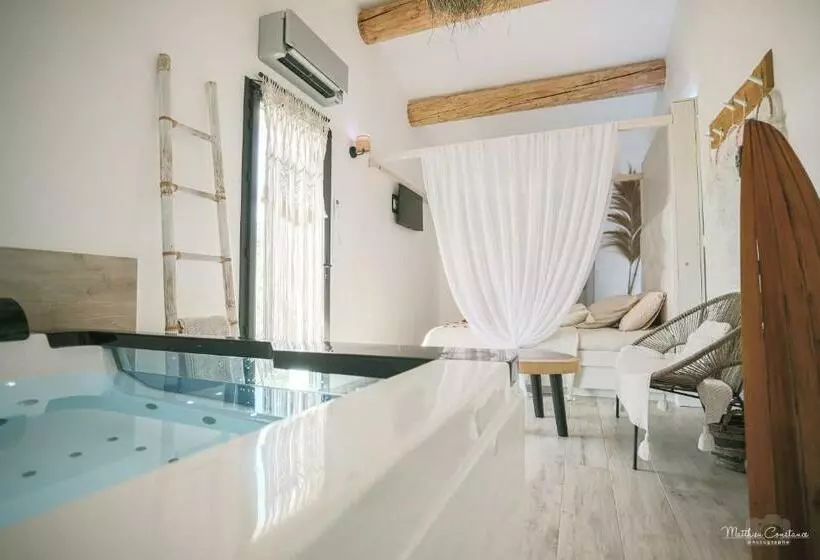 Aamiaismajoitus (B&B) Villa Cocoon   Love Room 13