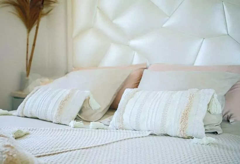 Aamiaismajoitus (B&B) Villa Cocoon   Love Room 13