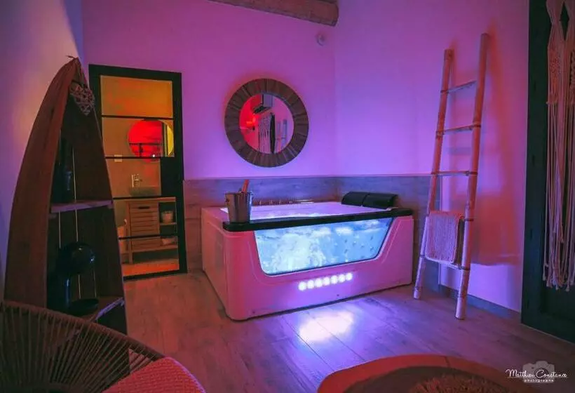 Aamiaismajoitus (B&B) Villa Cocoon   Love Room 13