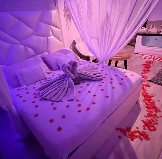 Aamiaismajoitus (B&B) Villa Cocoon   Love Room 13