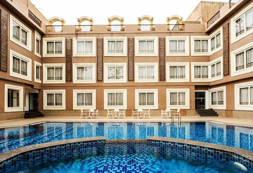 בית מלון כפרי Zone Connect By The Park Parra Goa