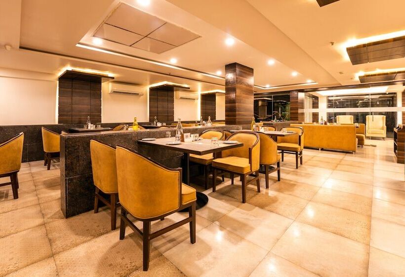 בית מלון כפרי Zone Connect By The Park Parra Goa