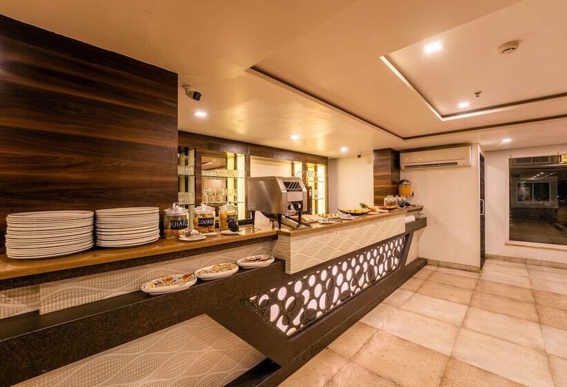 בית מלון כפרי Zone Connect By The Park Parra Goa