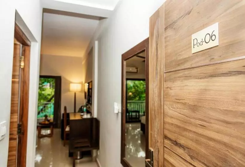 Hotelli Fourteen Pods By The Sea