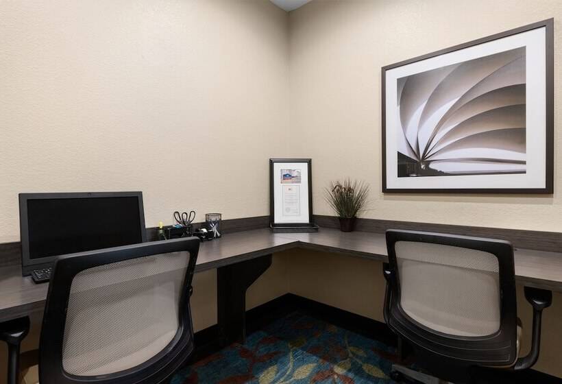 هتل Candlewood Suites Bismarck