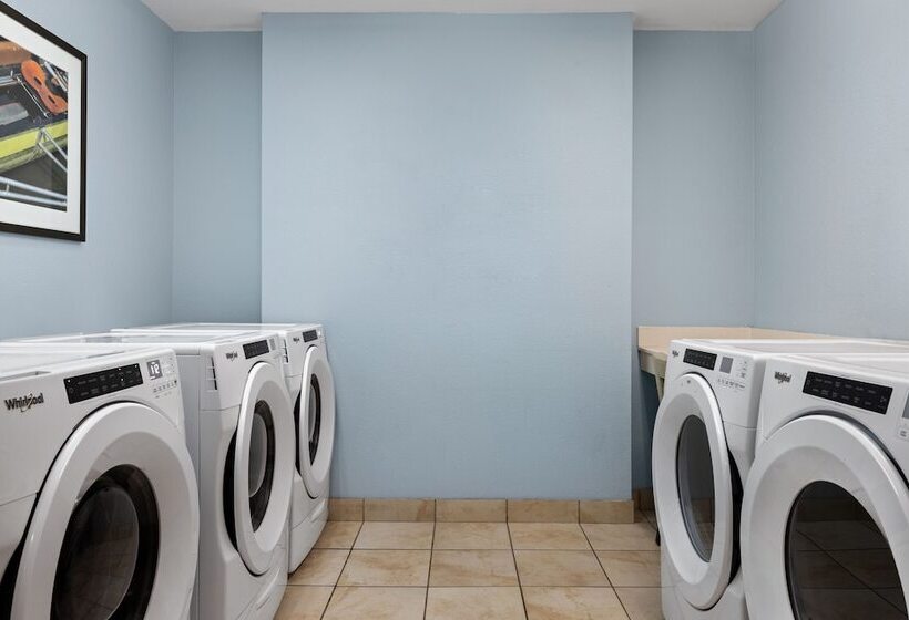 هتل Candlewood Suites Bismarck